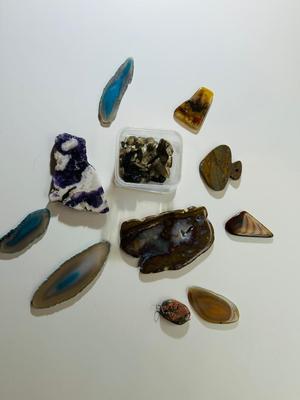 AGATE, QUARTZ, PETRIFIED WOOD AND MORE READY FOR CRAFTS