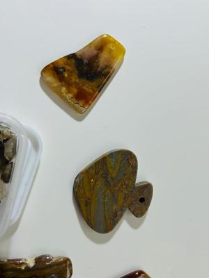 AGATE, QUARTZ, PETRIFIED WOOD AND MORE READY FOR CRAFTS