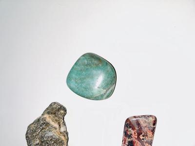 LARGE PIECE OF PETRIFIED WOOD, CRYSTAL, AND OTHER POLISHED STONES