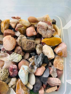 1 GALLON BAG FULL OF ROCKS, MINERALS & STONES
