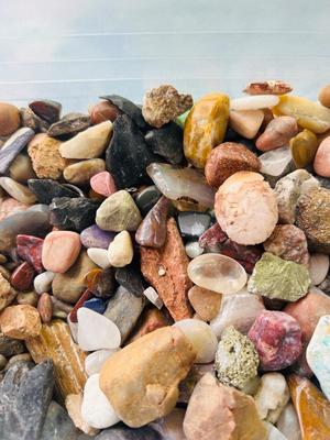 1 GALLON BAG FULL OF ROCKS, MINERALS & STONES