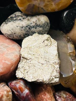 1 GALLON BAG FULL OF ROCKS, MINERALS & STONES