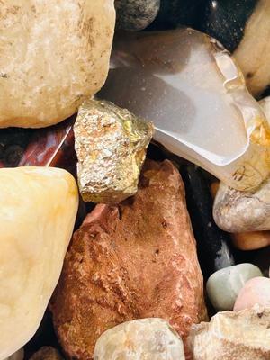 1 GALLON BAG FULL OF ROCKS, MINERALS & STONES