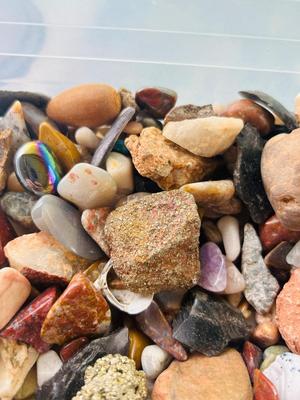 1 GALLON BAG FULL OF ROCKS, MINERALS & STONES