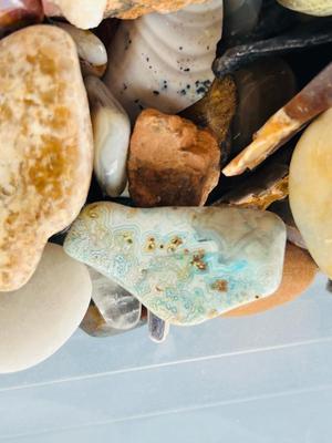 1 GALLON BAG FULL OF ROCKS, MINERALS & STONES