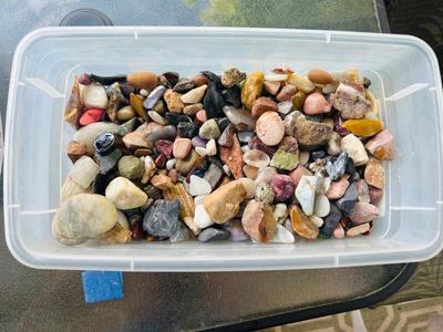 1 GALLON BAG FULL OF ROCKS, MINERALS & STONES