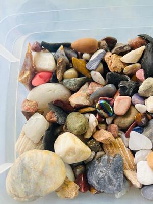 1 GALLON BAG FULL OF ROCKS, MINERALS & STONES
