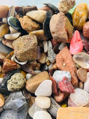 1 GALLON BAG FULL OF ROCKS, MINERALS & STONES