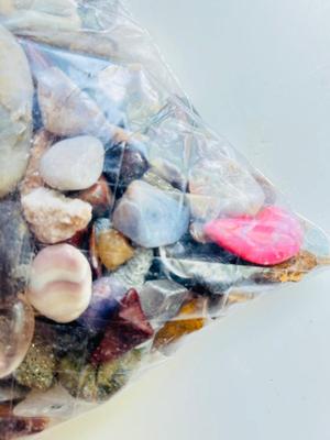 1 GALLON BAG FULL OF ROCKS, MINERALS & STONES