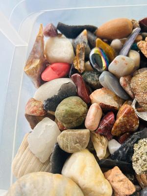 1 GALLON BAG FULL OF ROCKS, MINERALS & STONES