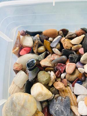 1 GALLON BAG FULL OF ROCKS, MINERALS & STONES