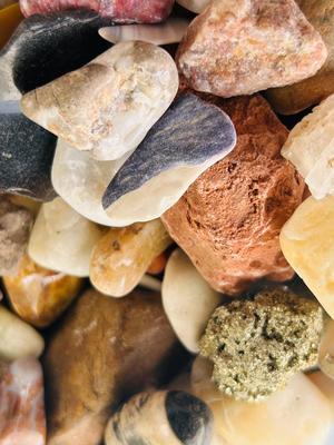 1 GALLON BAG FULL OF ROCKS, MINERALS & STONES