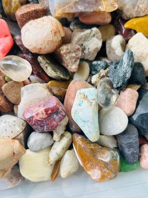1 GALLON BAG FULL OF ROCKS, MINERALS & STONES