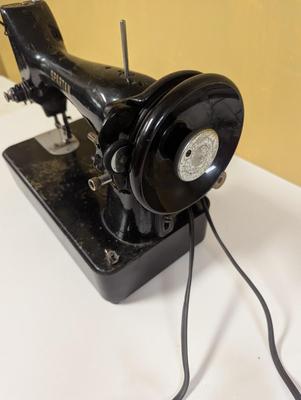 Vintage Spartan Singer Manufacturing Co. Sewing Machine With Foot Pedal - Made In Great Britain