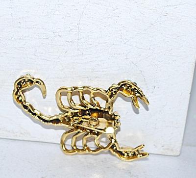 GREEN Stones SCORPION BROOCH (2" x 1½") on a Gold Tone Setting