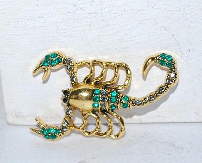 GREEN Stones SCORPION BROOCH (2" x 1½") on a Gold Tone Setting