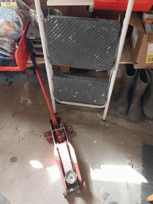 STEP STOOL AND HYDRAULIC JACK