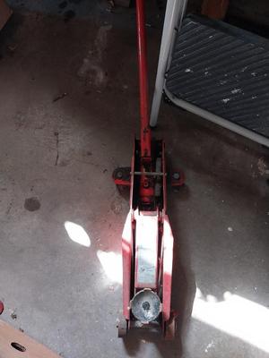 STEP STOOL AND HYDRAULIC JACK