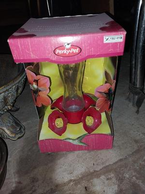 NEW HUMMINGBIRD FEEDER