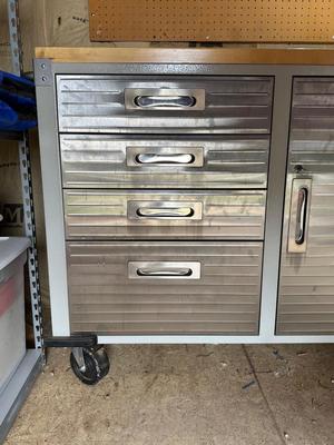 VERY NICE TOOL CHEST/WORKBENCH ON LOCKING CASTERS
