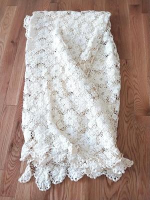 LARGE LACE LIKE TABLECLOTH