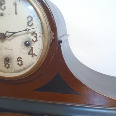 LOT 166: The New Haven Clock Company Mantel Clock