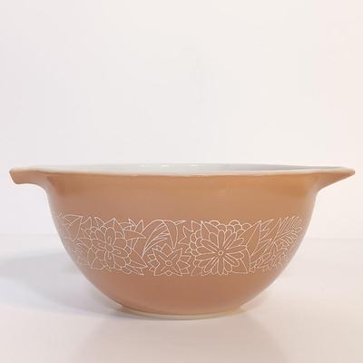 LOT 179: Vintage Pyrex Woodland Cinderella Mixing Bowl Set