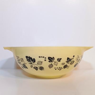LOT 180: Vintage Pyrex Yellow & Black Gooseberry Cinderella Mixing Bowl Set
