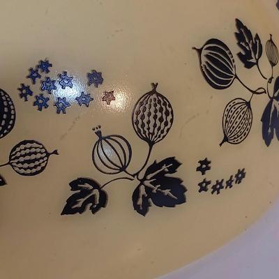 LOT 180: Vintage Pyrex Yellow & Black Gooseberry Cinderella Mixing Bowl Set