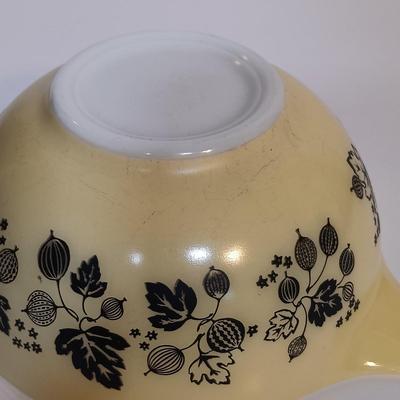 LOT 180: Vintage Pyrex Yellow & Black Gooseberry Cinderella Mixing Bowl Set