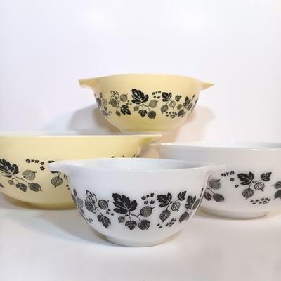 LOT 180: Vintage Pyrex Yellow & Black Gooseberry Cinderella Mixing Bowl Set