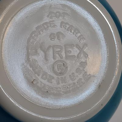 LOT 183: Vintage Pyrex Reverse Primary Mixing Bowl Set