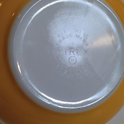 LOT 183: Vintage Pyrex Reverse Primary Mixing Bowl Set