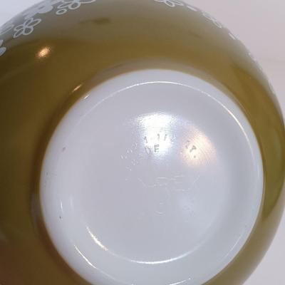 LOT 184: Vintage Pyrex Avocado Spring Blossom Cinderella Mixing Bowl Set