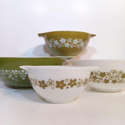 LOT 184: Vintage Pyrex Avocado Spring Blossom Cinderella Mixing Bowl Set