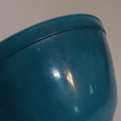 LOT 185: Vintage Pyrex Primary Colors Mixing Bowl Set