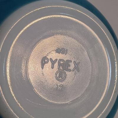 LOT 185: Vintage Pyrex Primary Colors Mixing Bowl Set