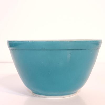 LOT 185: Vintage Pyrex Primary Colors Mixing Bowl Set