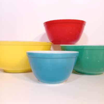 LOT 185: Vintage Pyrex Primary Colors Mixing Bowl Set
