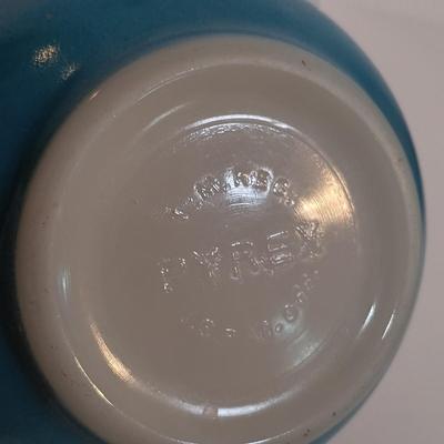 LOT 187: Vintage Pyrex Primary Colors Mixing Bowl Set