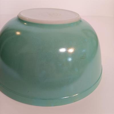 LOT 187: Vintage Pyrex Primary Colors Mixing Bowl Set