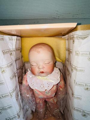 ASHTON DRAKE GALLERIES DOLL “ YOLANDA‘S LULLABY BABIES”