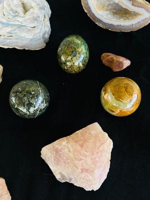 POLISHED EGG SHAPED ROCKS, OTHER STONES, AND MINERALS.