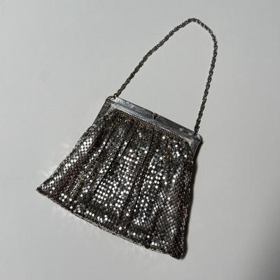 LOT 70L: Fabulous Vintage Art Deco 1940s Style Whiting & Davis Silver Mesh Bag