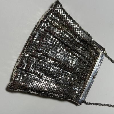 LOT 70L: Fabulous Vintage Art Deco 1940s Style Whiting & Davis Silver Mesh Bag