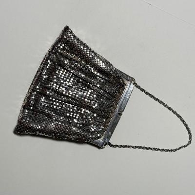LOT 70L: Fabulous Vintage Art Deco 1940s Style Whiting & Davis Silver Mesh Bag