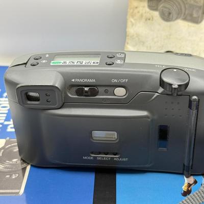 LOT 74D: Vintage Minolta Freedom Zoom 140X 35mm Point & Shoot Film Camera w/ Manual & Minolta Photography Book