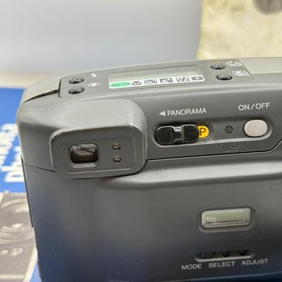 LOT 74D: Vintage Minolta Freedom Zoom 140X 35mm Point & Shoot Film Camera w/ Manual & Minolta Photography Book