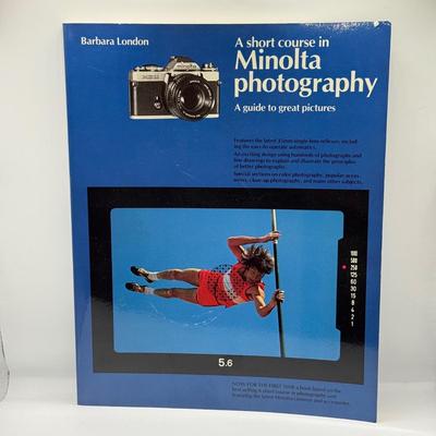 LOT 74D: Vintage Minolta Freedom Zoom 140X 35mm Point & Shoot Film Camera w/ Manual & Minolta Photography Book