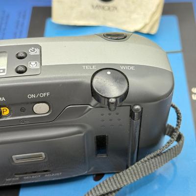 LOT 74D: Vintage Minolta Freedom Zoom 140X 35mm Point & Shoot Film Camera w/ Manual & Minolta Photography Book